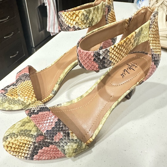 Selling because it is taking up space - Picture 3 of 4